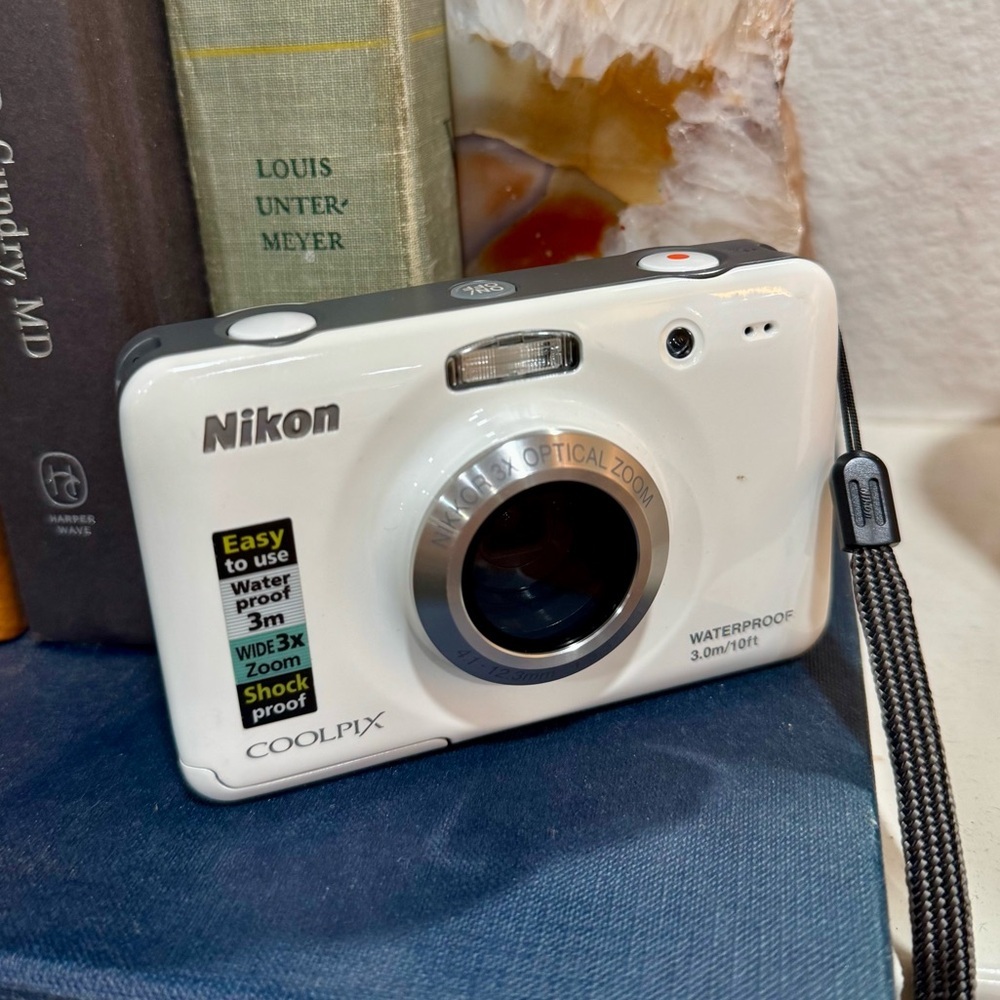 Nikon Coolpix S30 10.1 MP 3X‎ Waterproof Digital White Camera